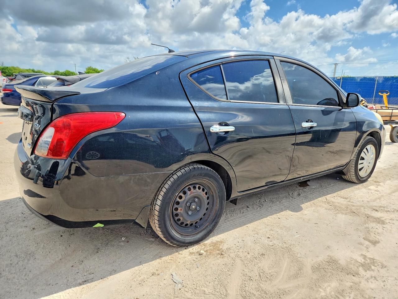 2014 Nissan Versa 1.6 S - zdjęcie 3