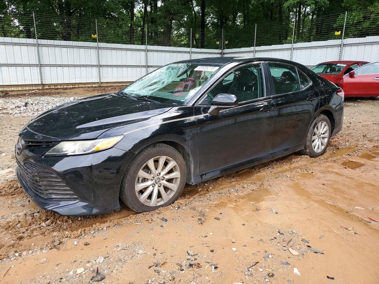 2020 Toyota Camry Le - zdjęcie główne