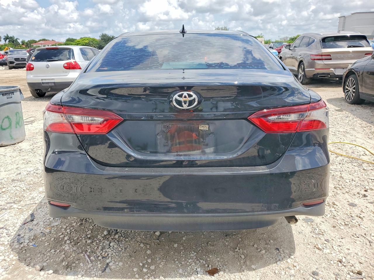 2022 Toyota Camry Le - zdjęcie 11