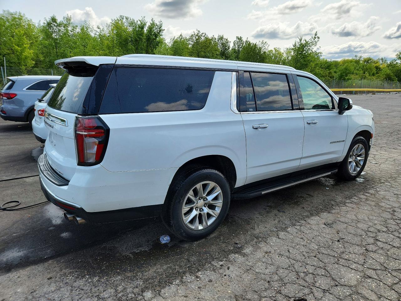2022 Chevrolet Suburban C1500 Premier - zdjęcie 3