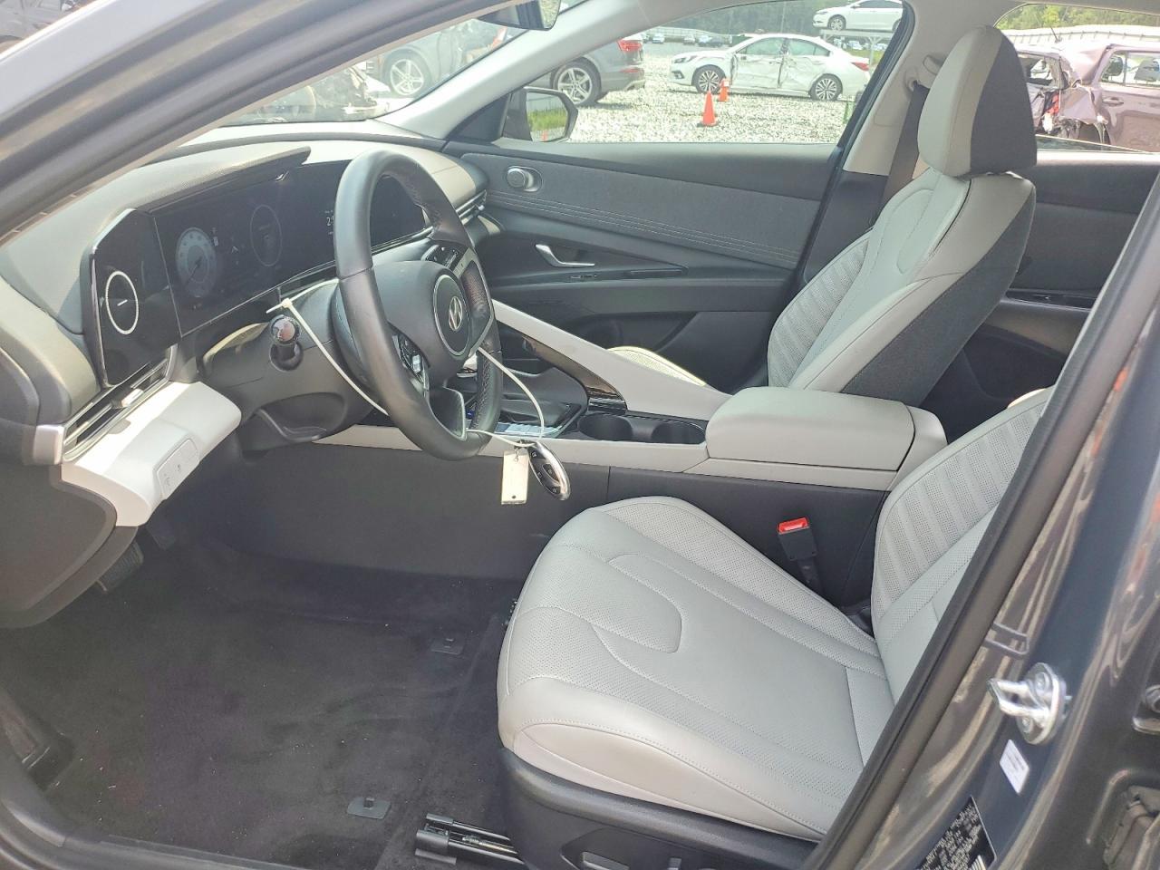 2025 Hyundai Elantra Limited - zdjęcie 7