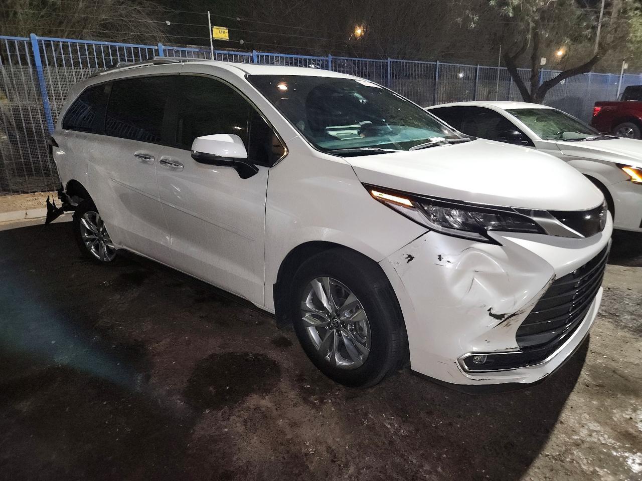 2025 Toyota Sienna Limited - zdjęcie 4