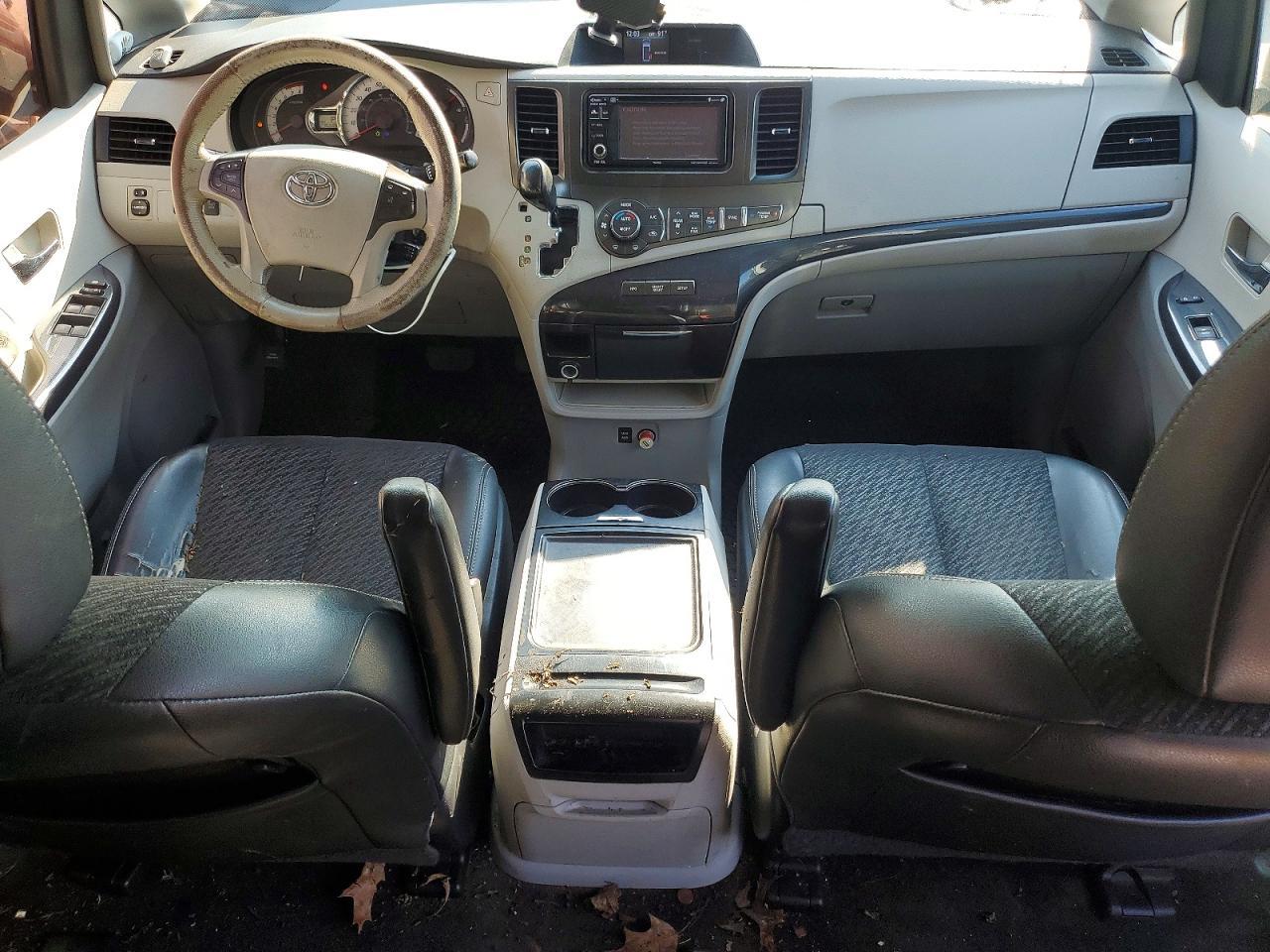 2014 Toyota Sienna Sport - zdjęcie 8