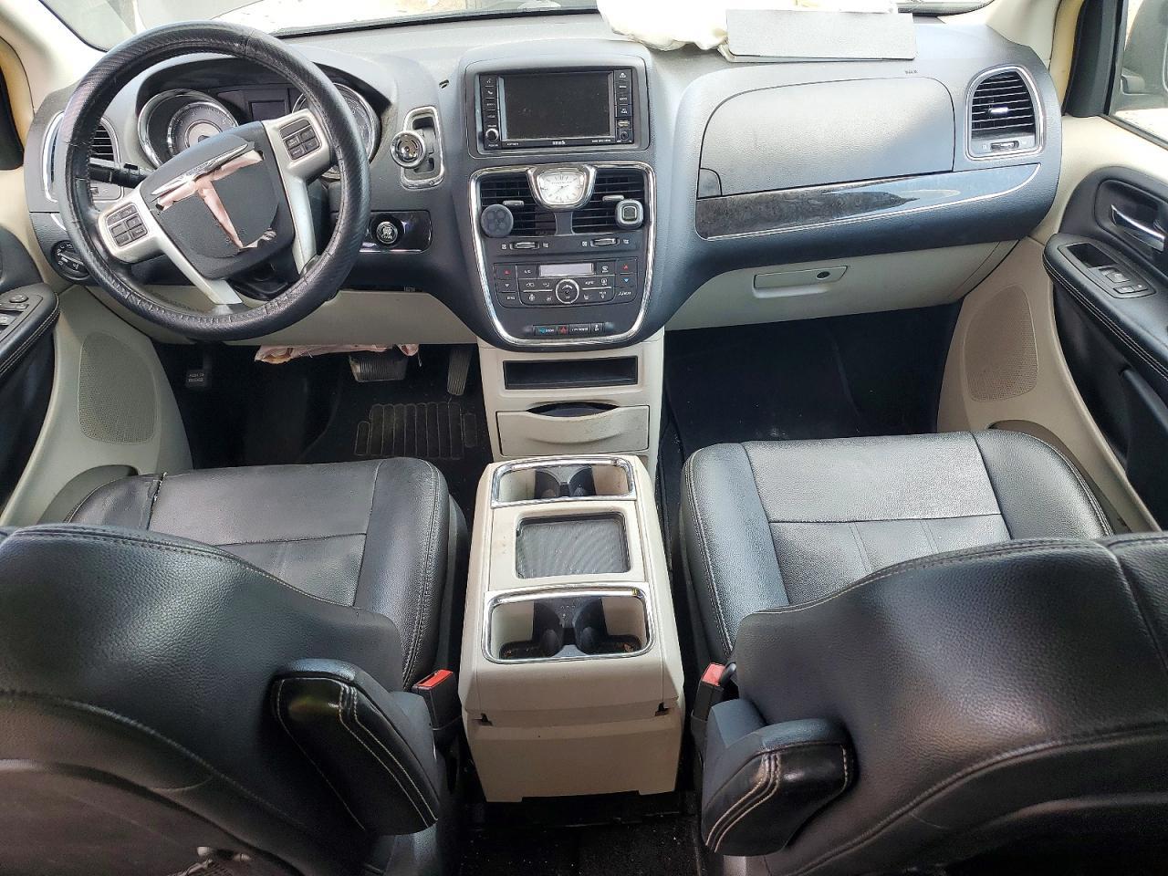 2016 Chrysler Town & Country Touring - zdjęcie 8