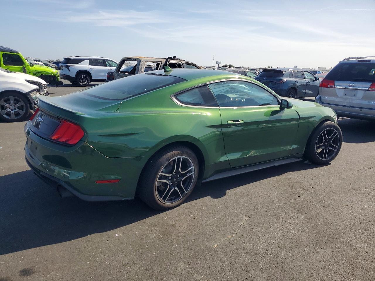 2022 Ford Mustang - zdjęcie 3