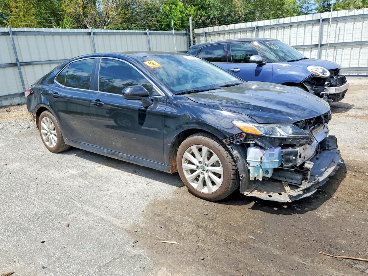 2020 Toyota Camry Le - zdjęcie 4