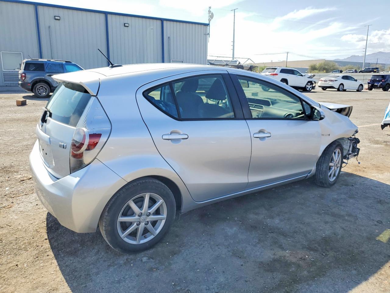 2014 Toyota Prius C Three - zdjęcie 3