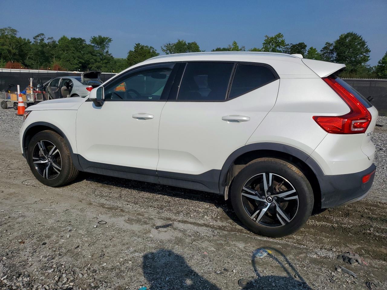 2023 Volvo Xc40 Core - zdjęcie 2