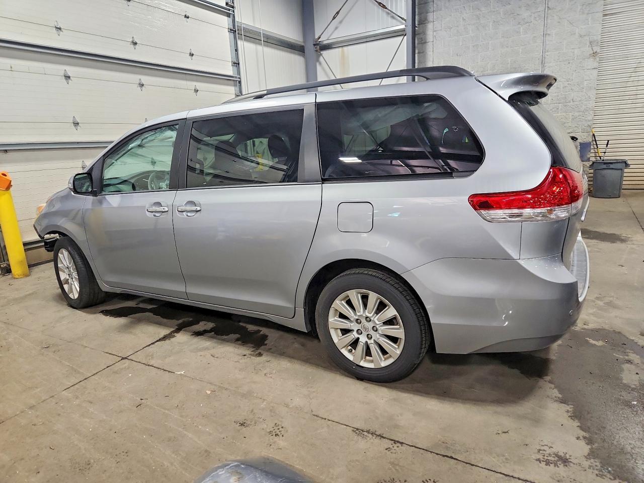 2013 Toyota Sienna Limited 7-Passenger - zdjęcie 2