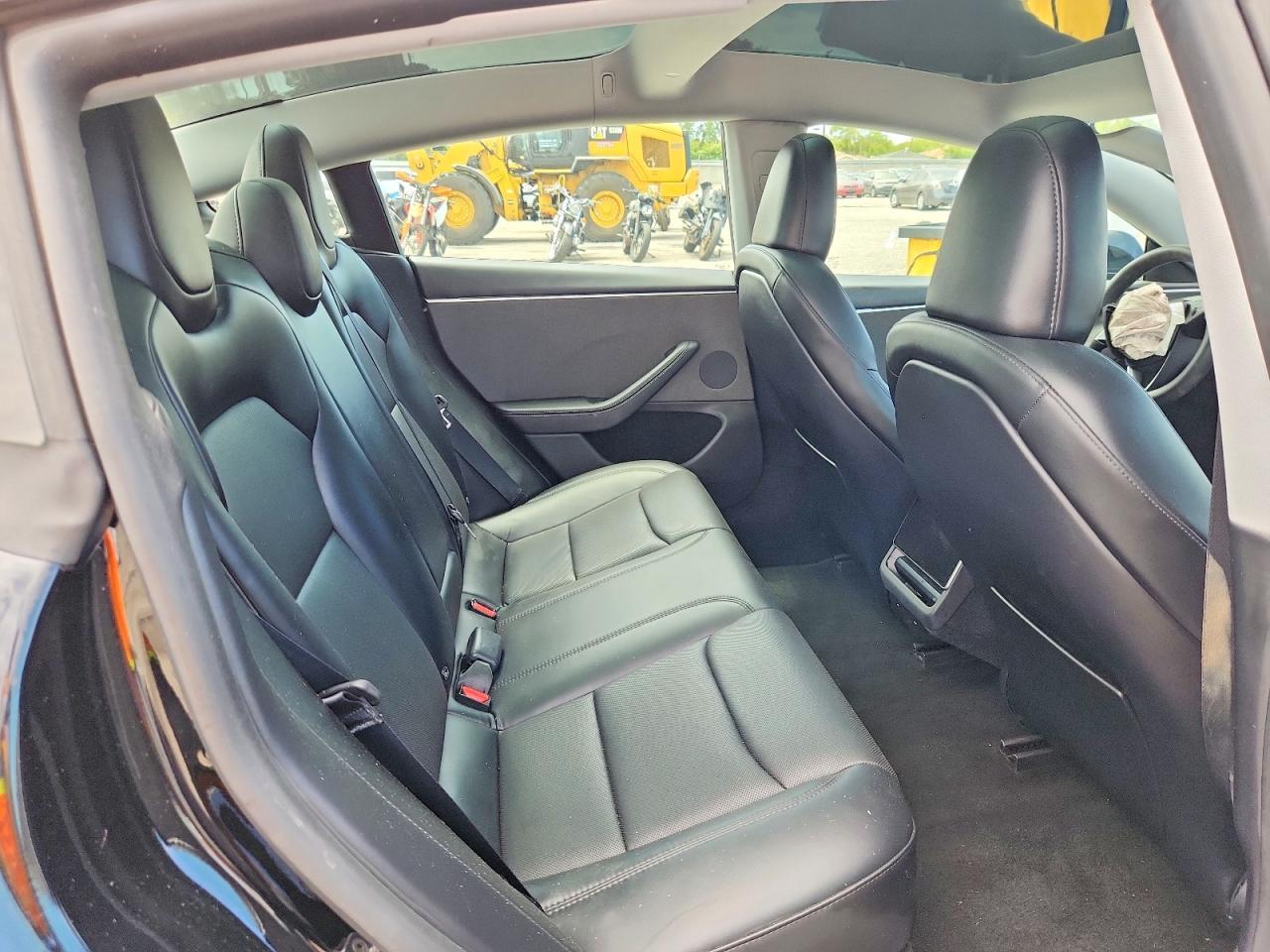 2025 Tesla Model 3 - zdjęcie 10