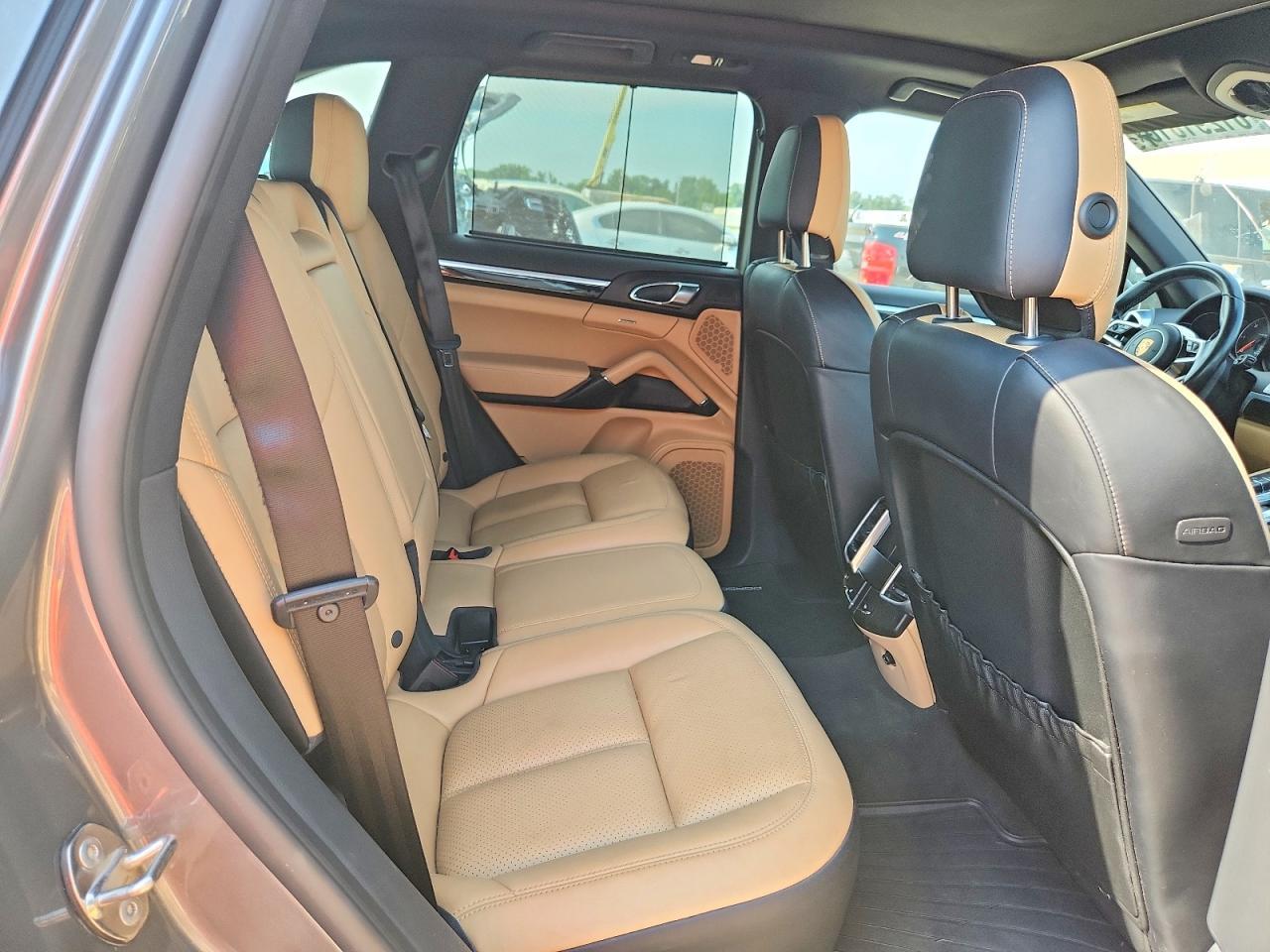 2016 Porsche Cayenne - zdjęcie 11