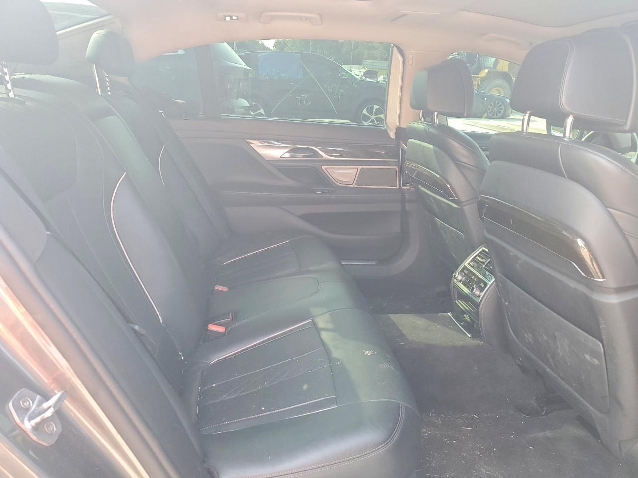 2016 BMW Seria 7 750i - zdjęcie 10