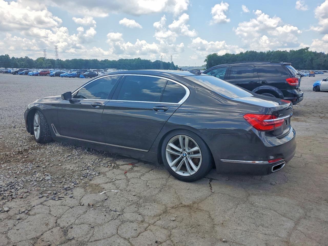 2016 BMW Seria 7 750i - zdjęcie 2