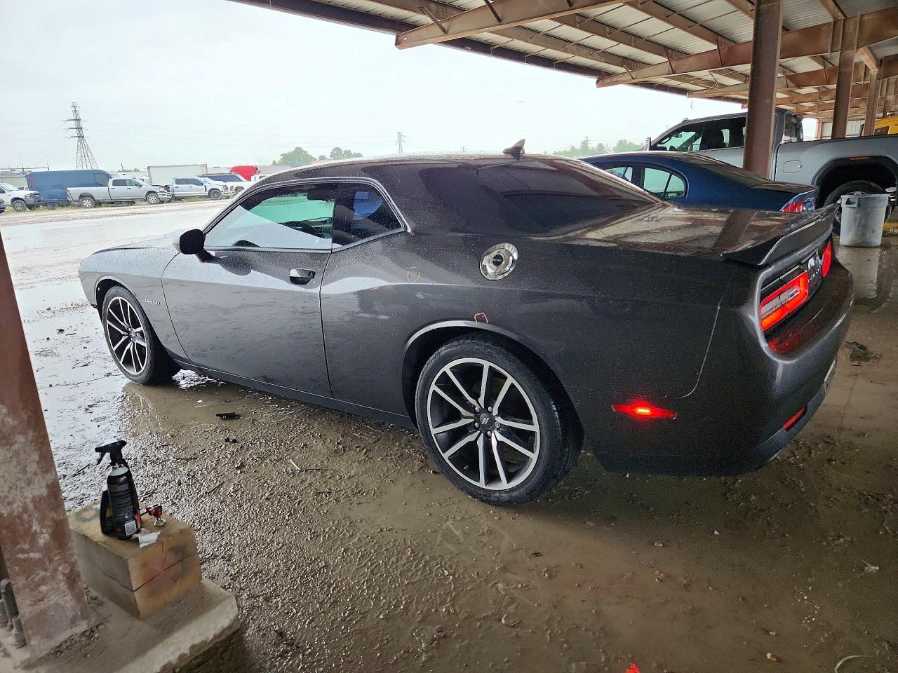 2022 Dodge Challenger R/T - zdjęcie 2