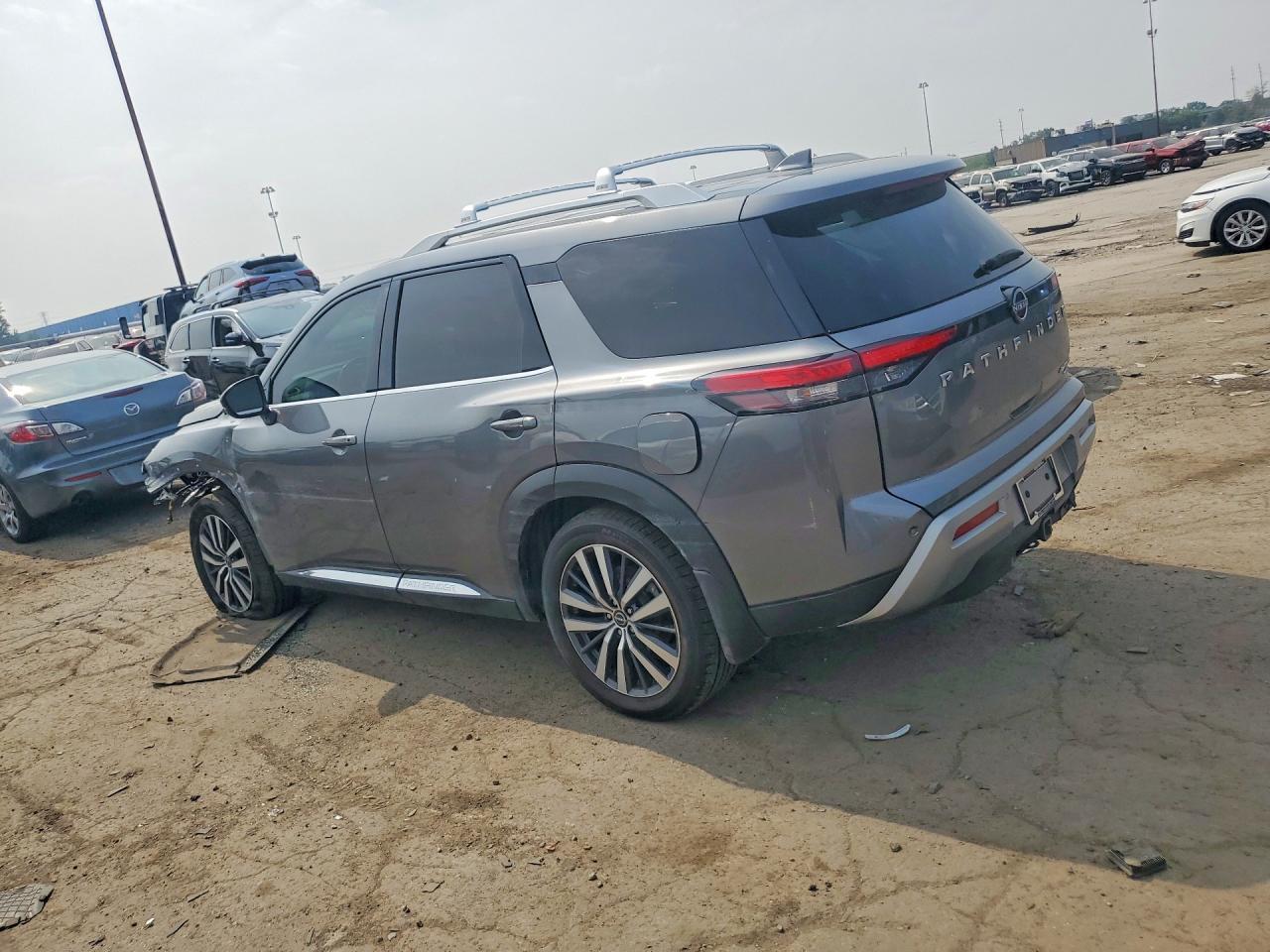 2022 Nissan Pathfinder Platinum - zdjęcie 2