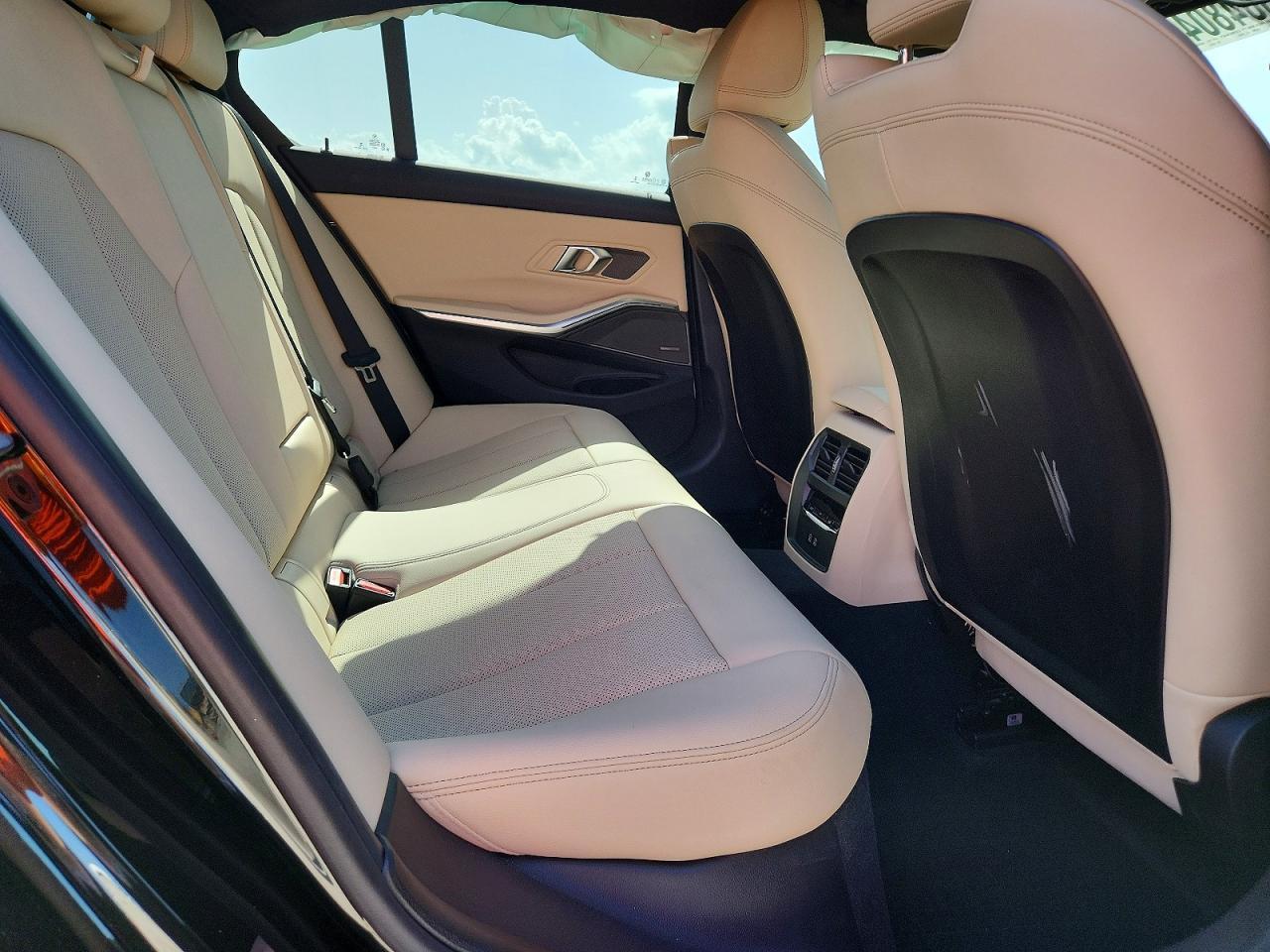 2024 BMW 330I - zdjęcie 10