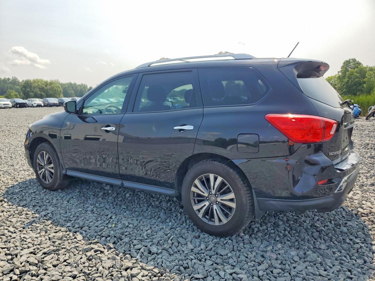 2017 Nissan Pathfinder S - zdjęcie 2