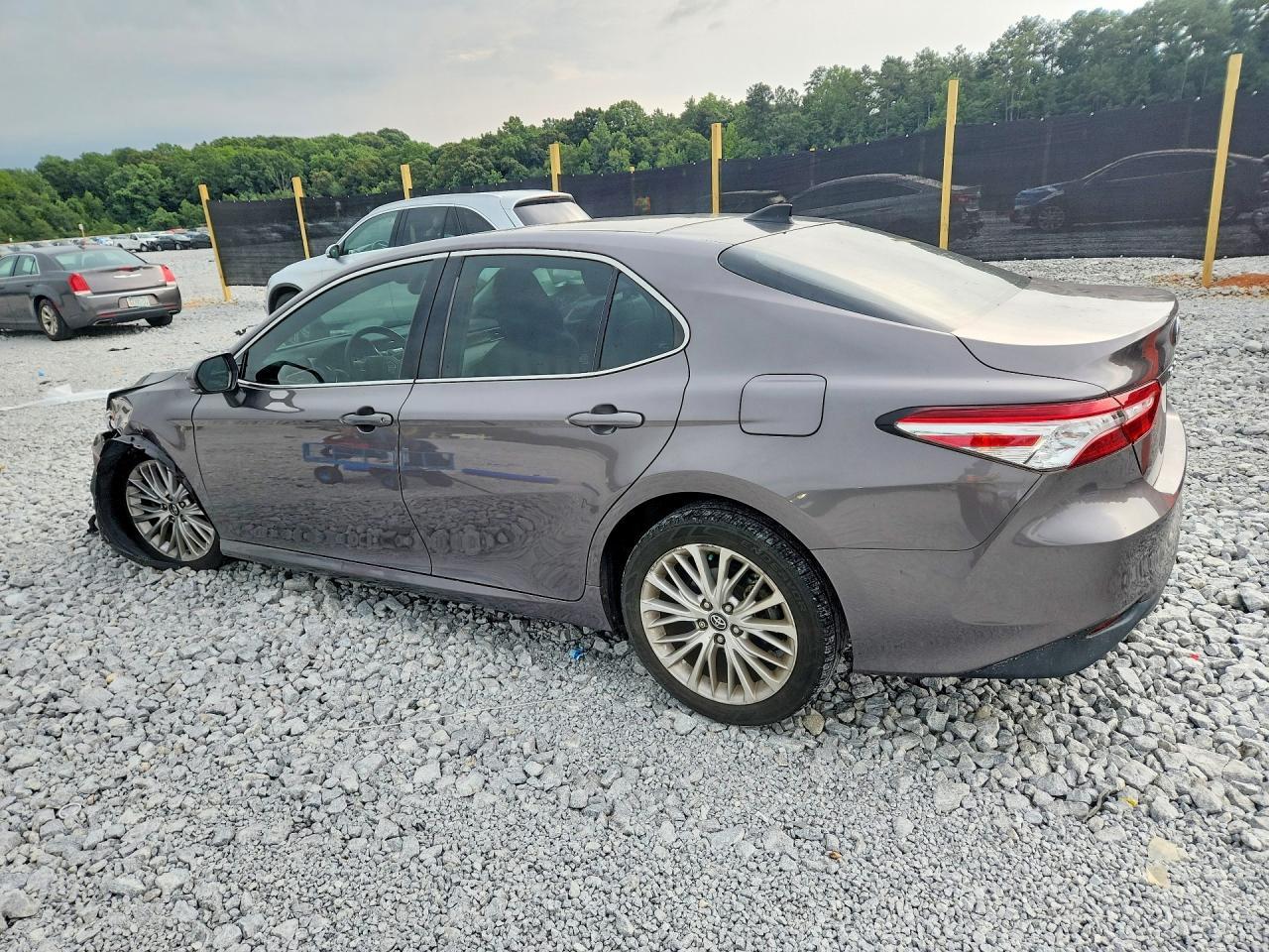 2020 Toyota Camry Xle - zdjęcie 2