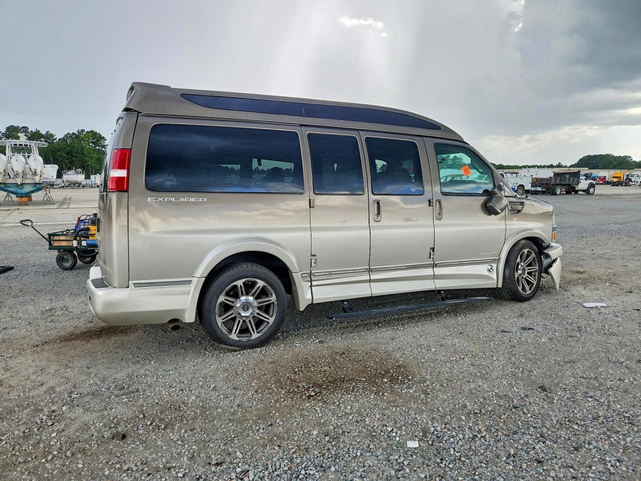 2017 Chevrolet Express G2500 - zdjęcie 3