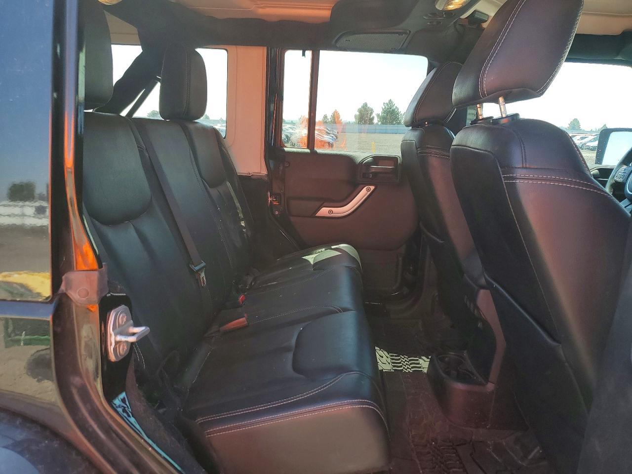 2015 Jeep Wrangler Unlimited Sahara - zdjęcie 10