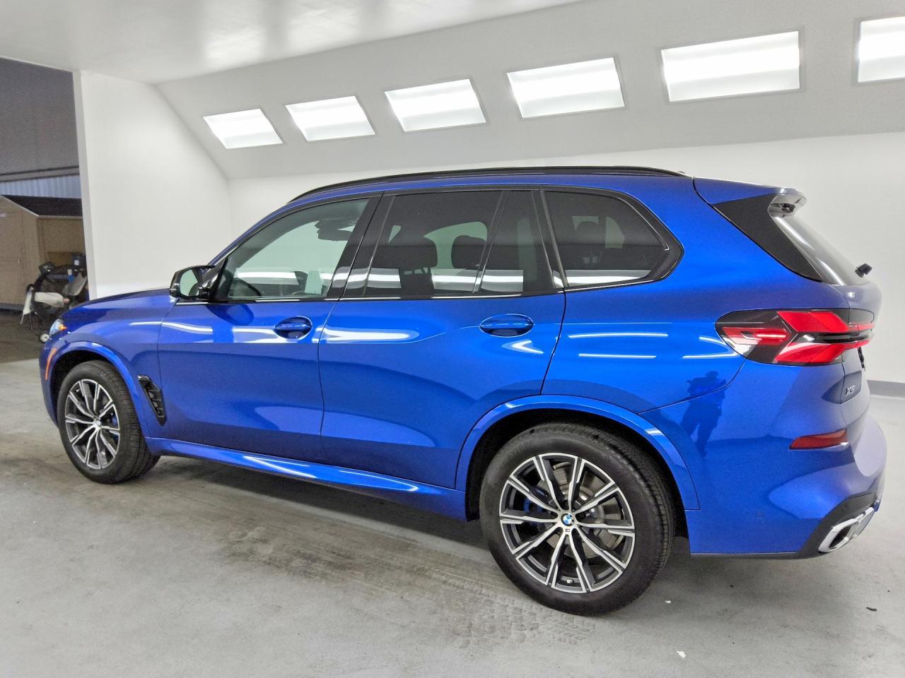 2026 BMW X5 M60I - zdjęcie 2
