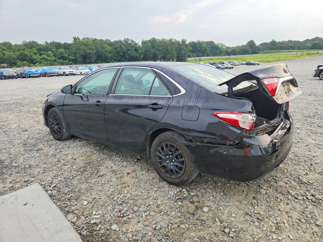 2017 Toyota Camry Le - zdjęcie 2