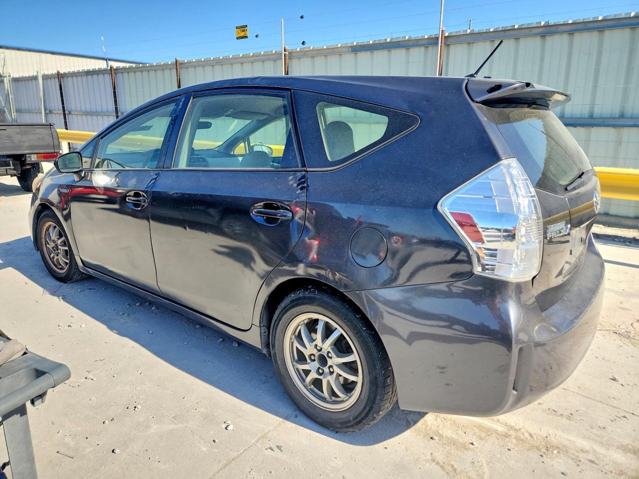 2014 Toyota Prius V Two - zdjęcie 2