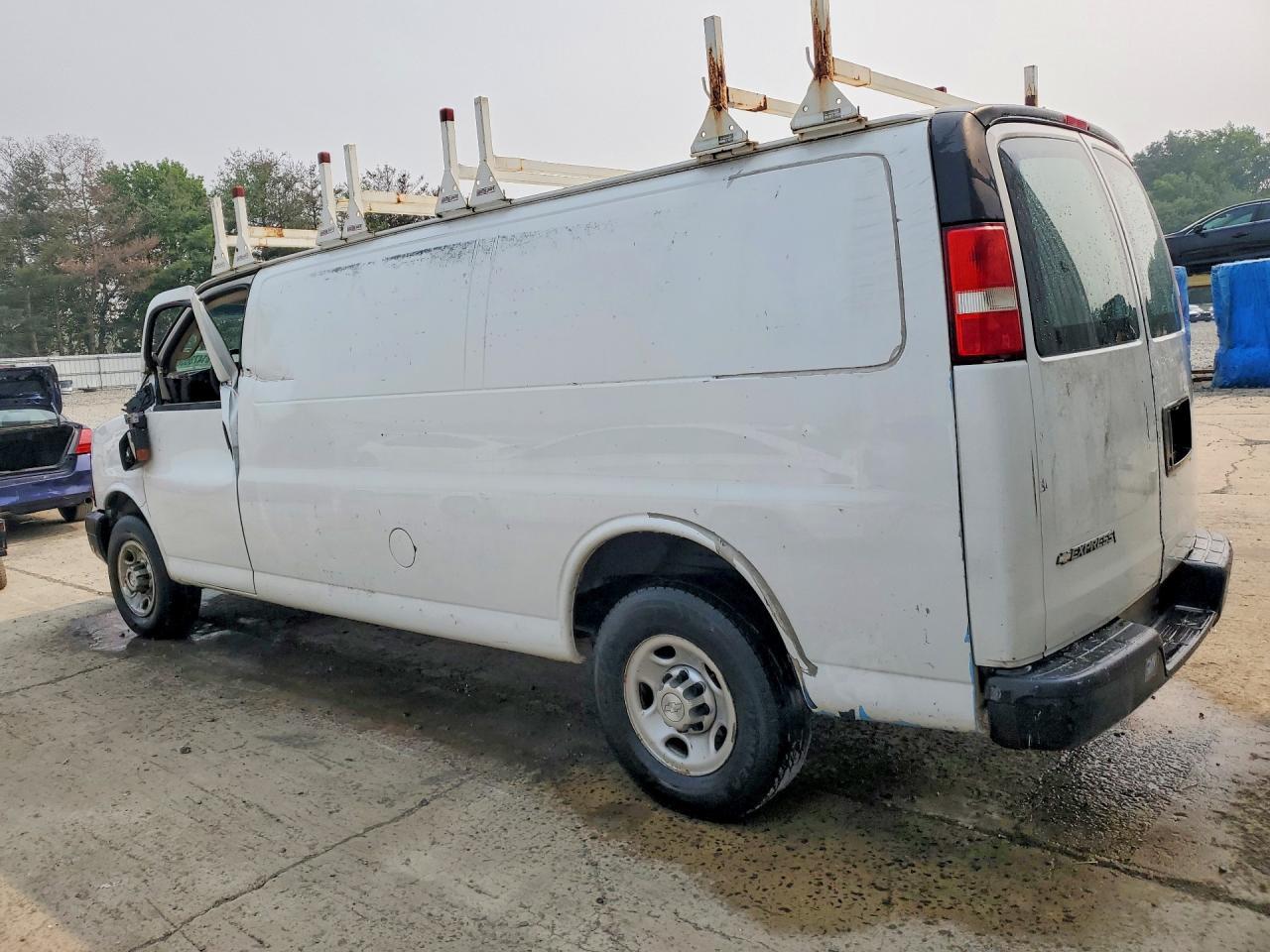 2016 Chevrolet Express G2500 - zdjęcie 2