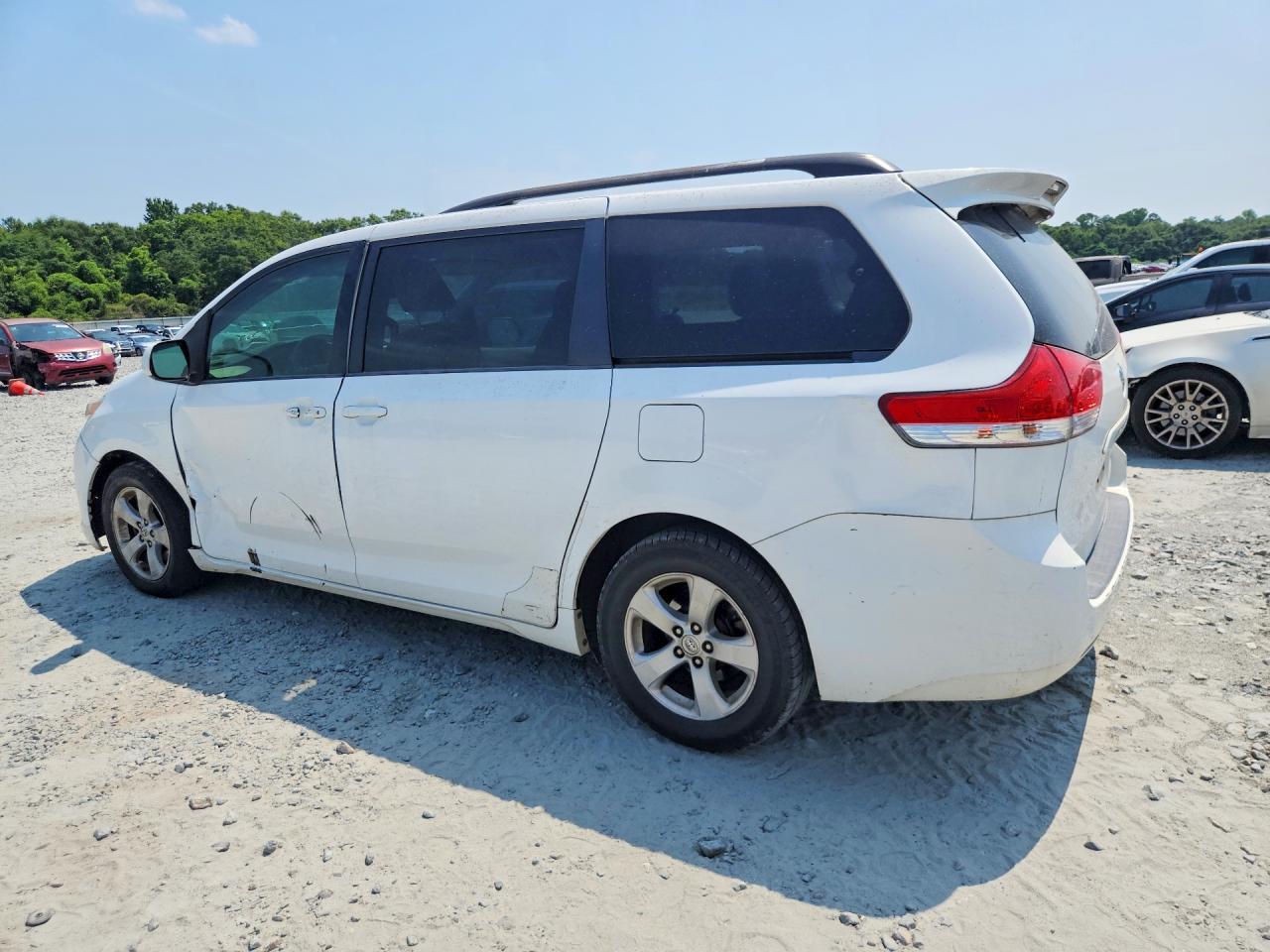 2013 Toyota Sienna Le - zdjęcie 2