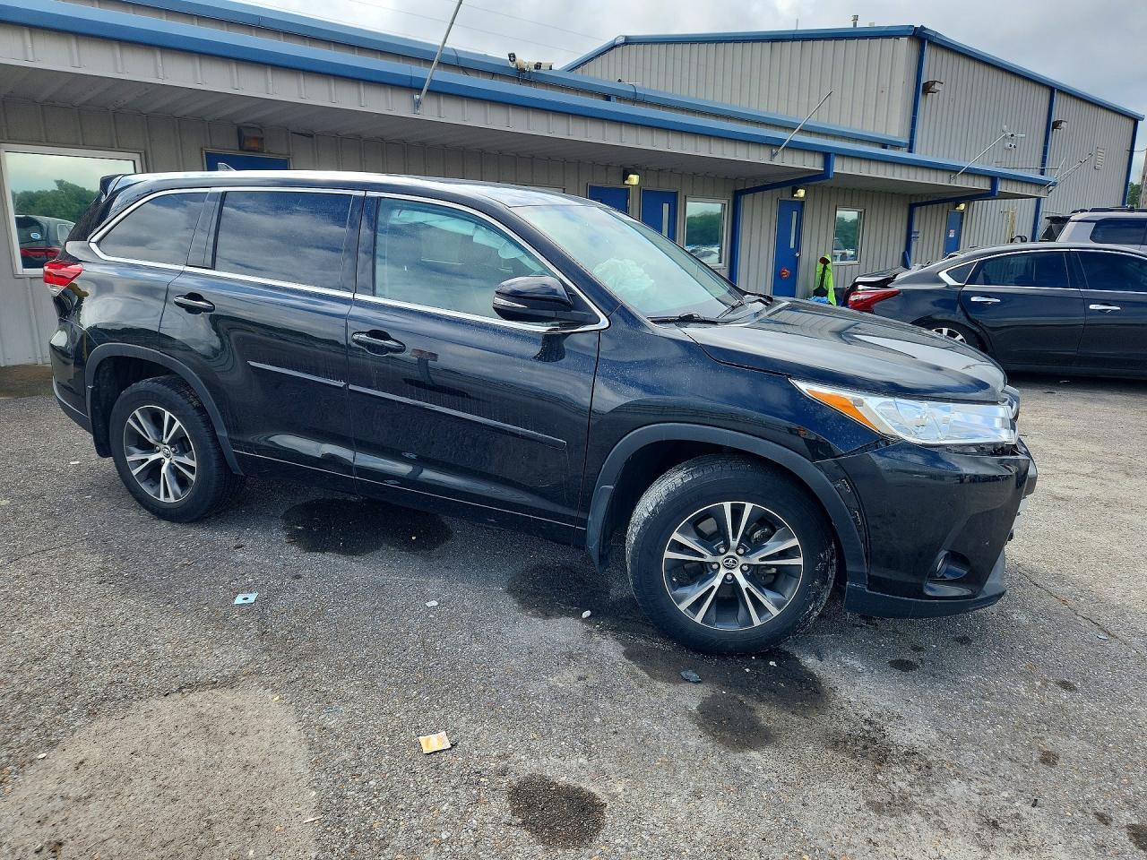 2017 Toyota Highlander Le Plus - zdjęcie 4