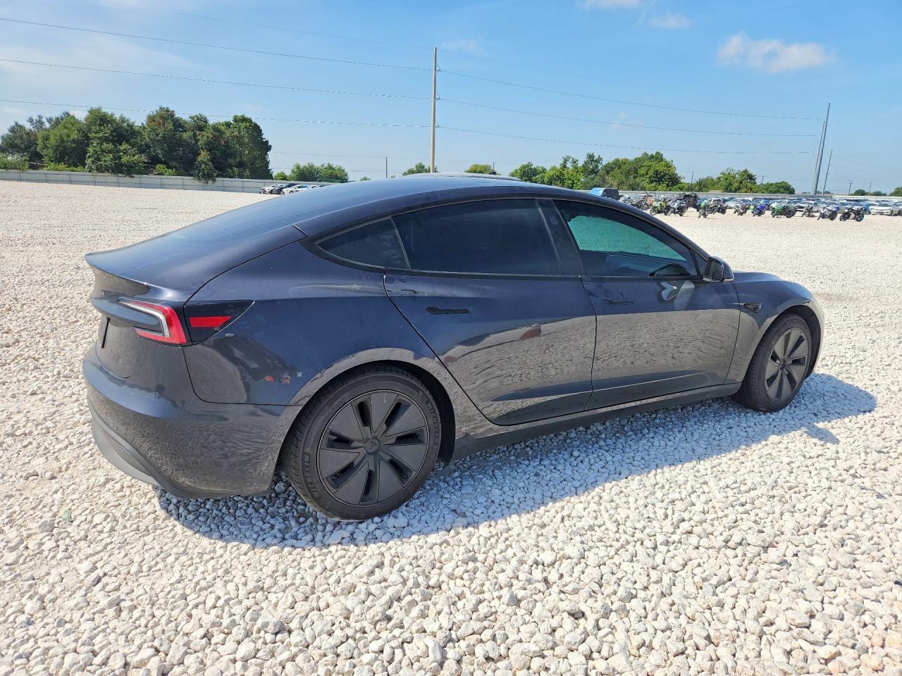 2025 Tesla Model 3 - zdjęcie 3
