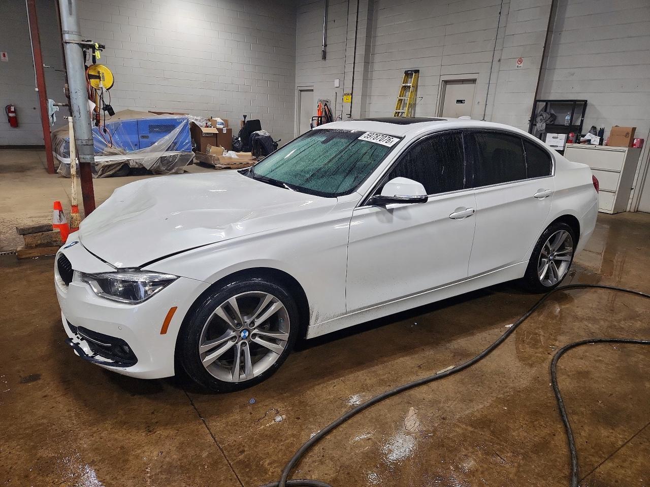 2017 BMW Seria 3 330i - zdjęcie główne