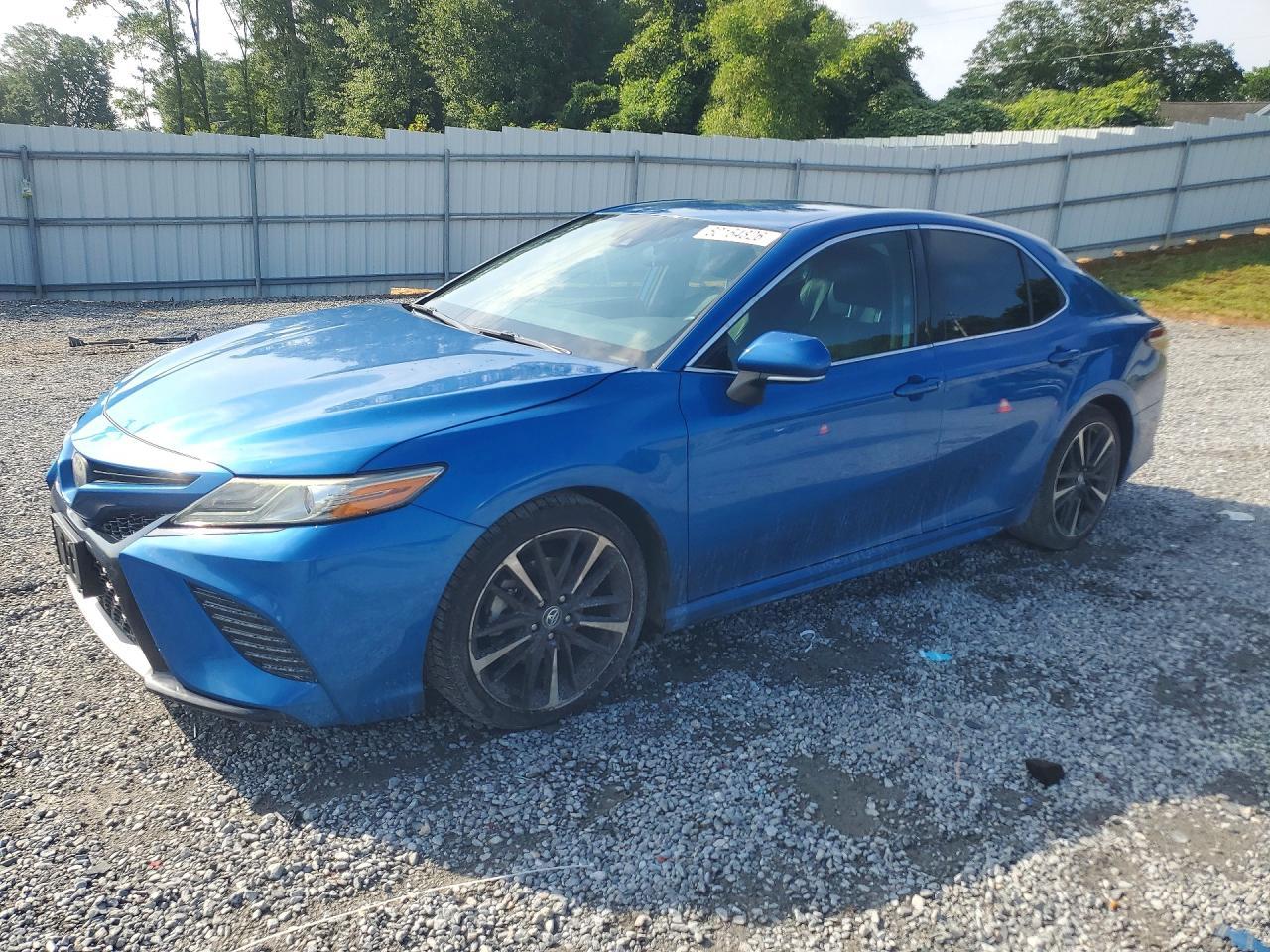 2019 Toyota Camry Xse - zdjęcie główne