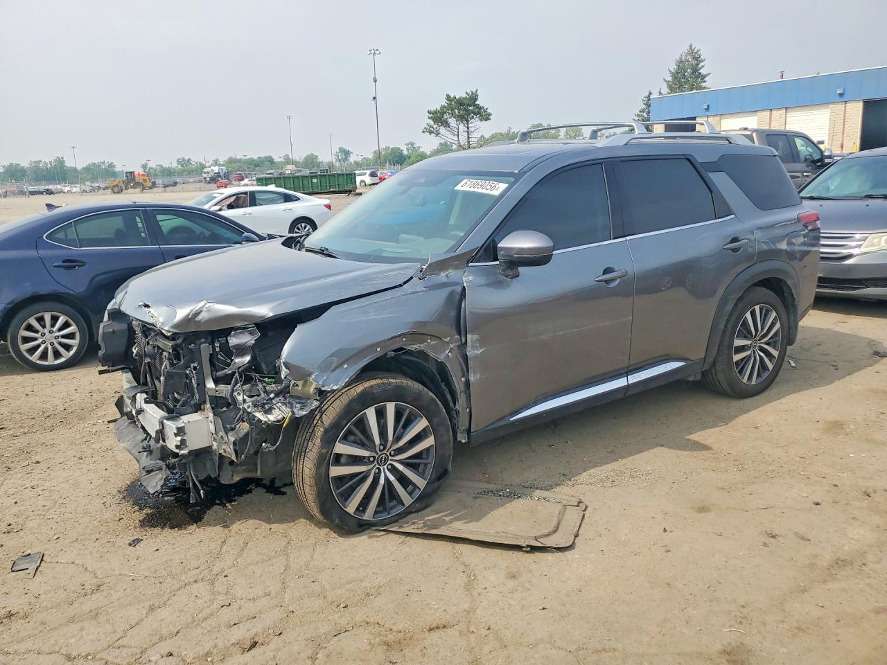 2022 Nissan Pathfinder Platinum - zdjęcie główne