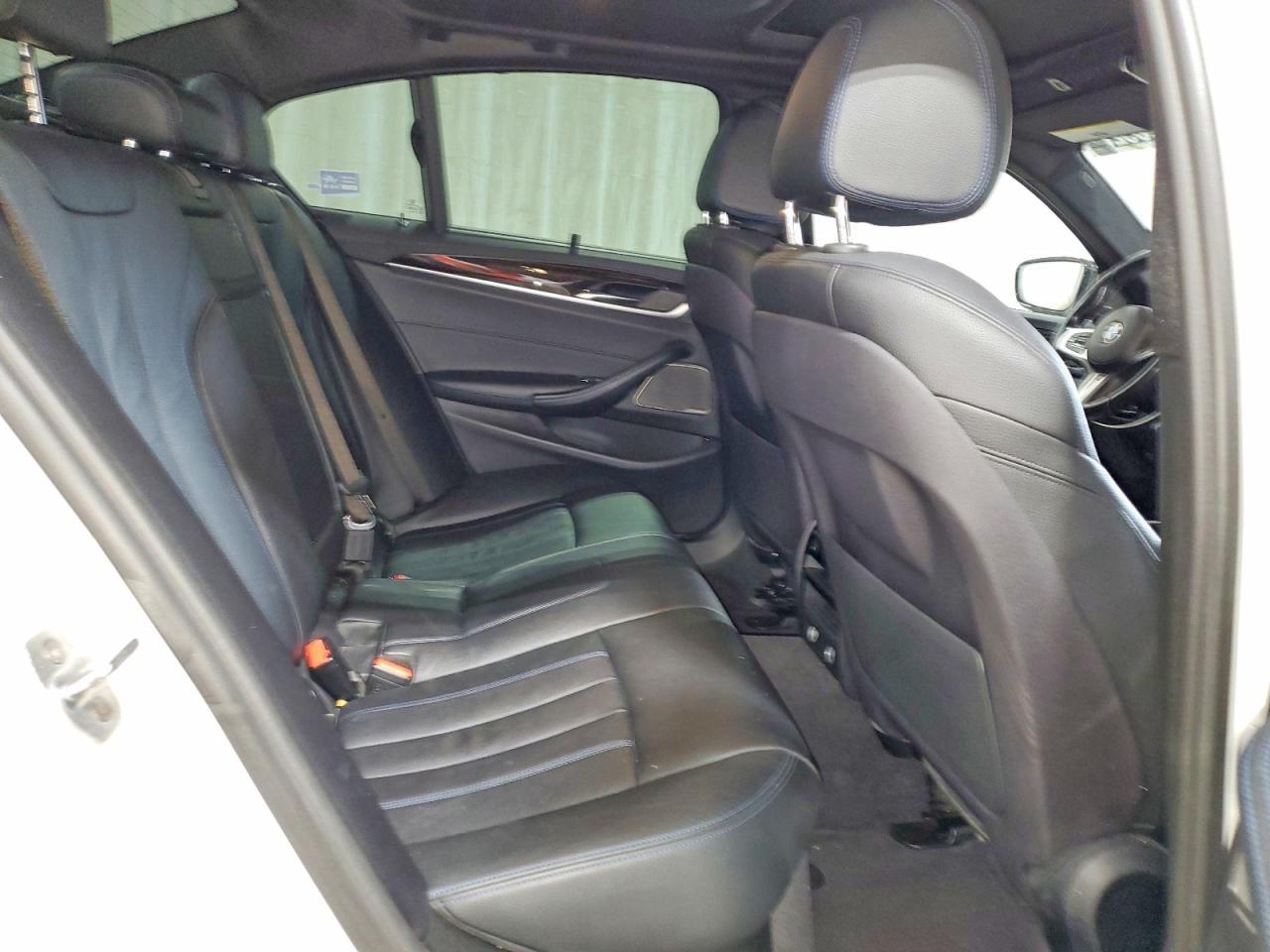 2017 BMW Seria 5 540i - zdjęcie 10
