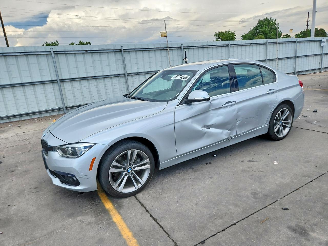 2018 BMW Seria 3 330i - zdjęcie główne
