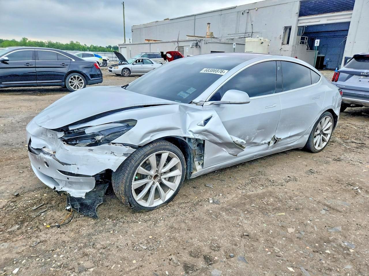 2018 Tesla Model 3 - zdjęcie główne
