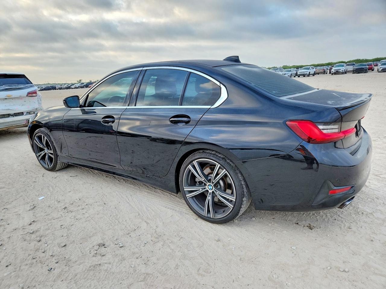 2021 BMW 330I - zdjęcie 2