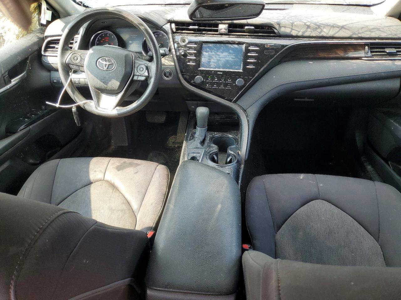 2020 Toyota Camry Le - zdjęcie 8