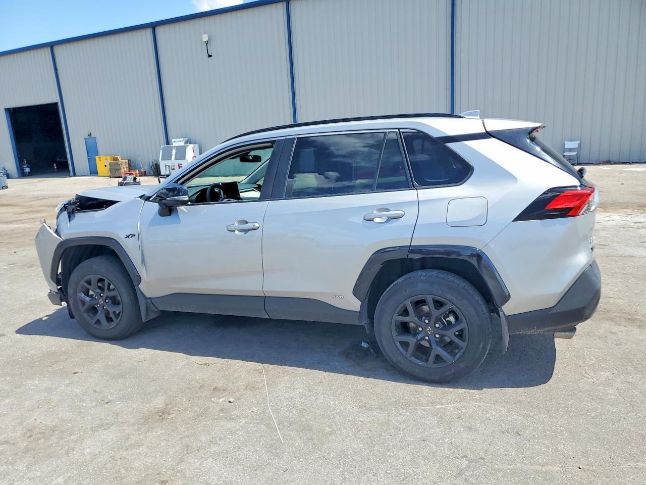 2024 Toyota Rav4 Hybrid Xle - zdjęcie 2