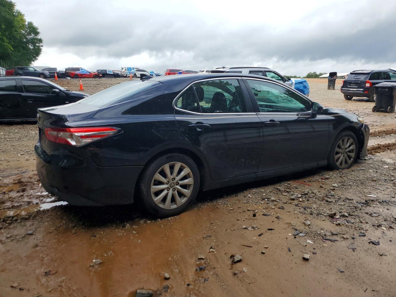 2020 Toyota Camry Le - zdjęcie 3