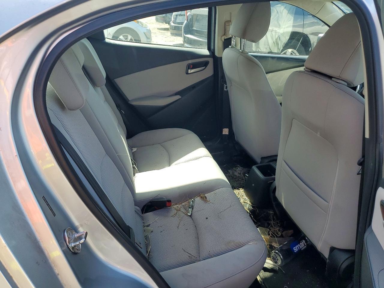 2019 Toyota Yaris Le - zdjęcie 10