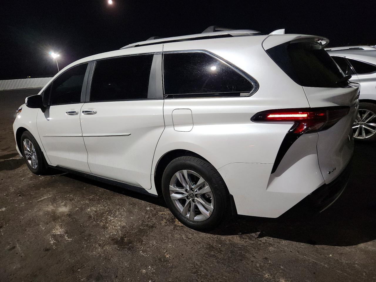 2025 Toyota Sienna Limited - zdjęcie 2