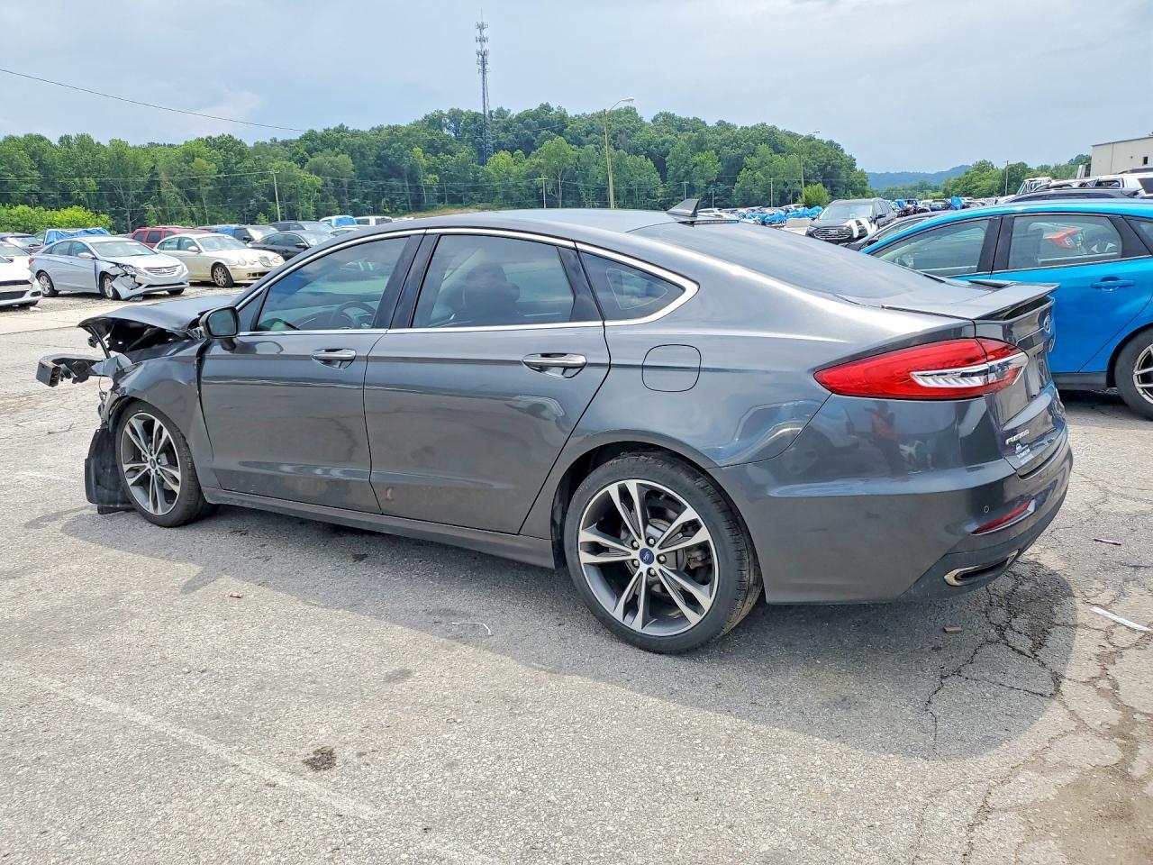 2020 Ford Fusion Titanium - zdjęcie 2