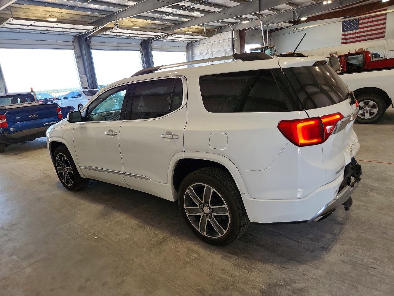 2019 GMC Acadia Denali - zdjęcie 2