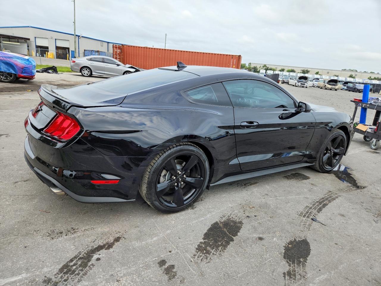 2021 Ford Mustang - zdjęcie 3