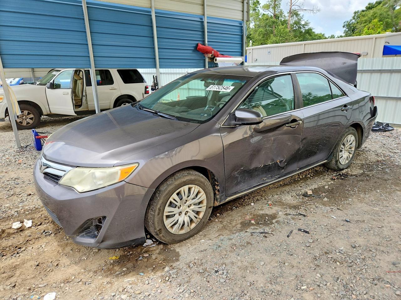 2014 Toyota Camry Le - zdjęcie główne