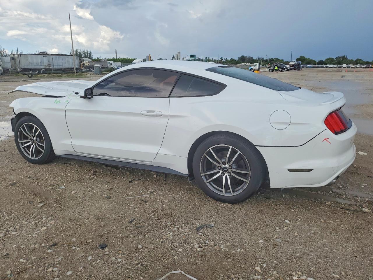 2015 Ford Mustang - zdjęcie 2