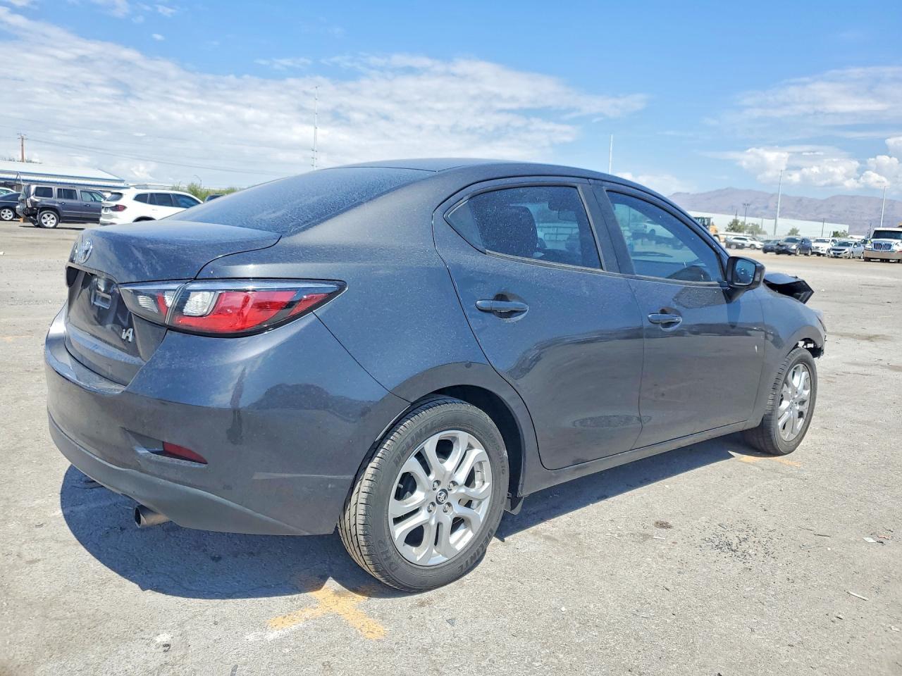 2017 Toyota Yaris Ia Base - zdjęcie 3