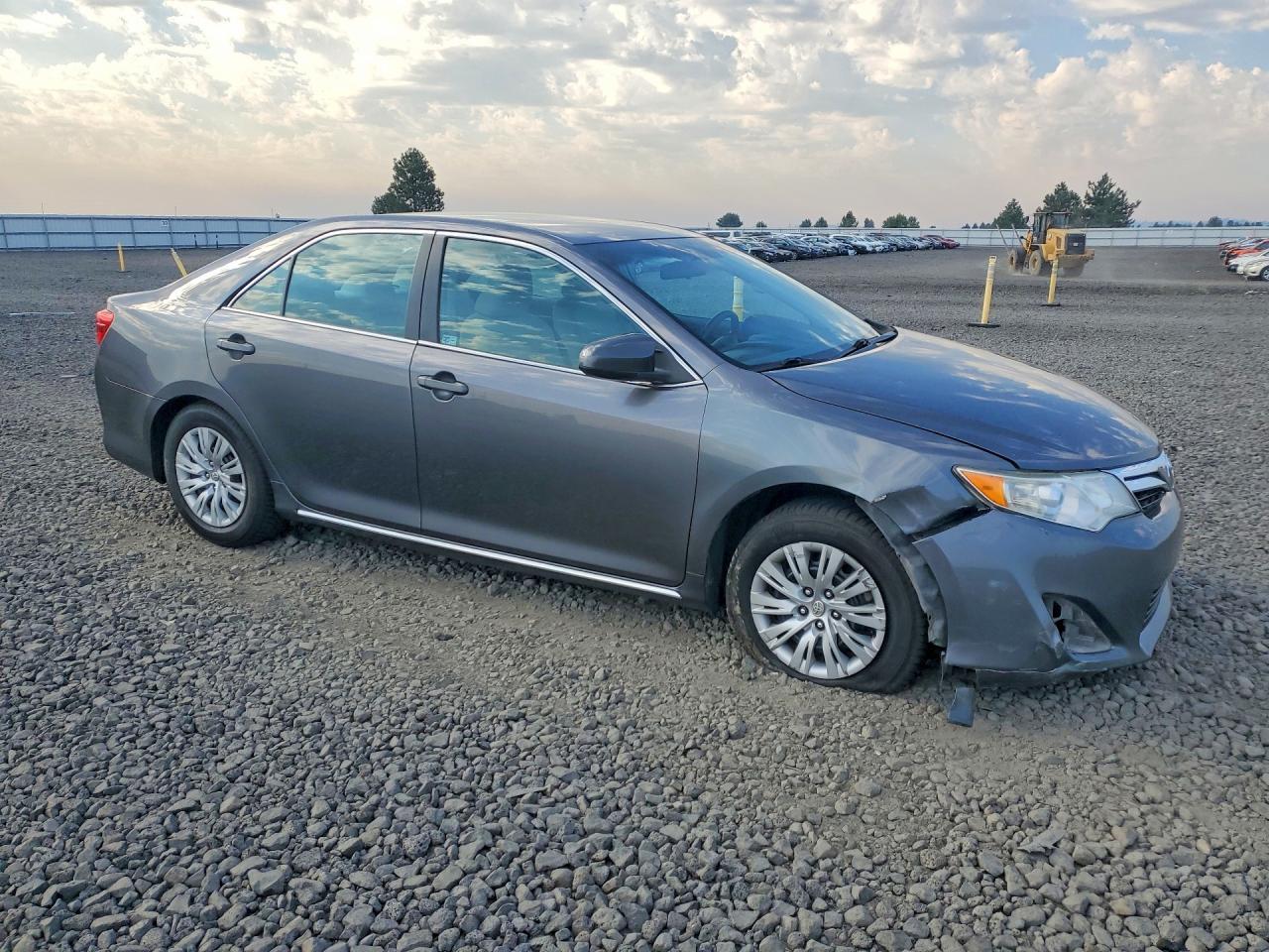 2013 Toyota Camry Le - zdjęcie 4